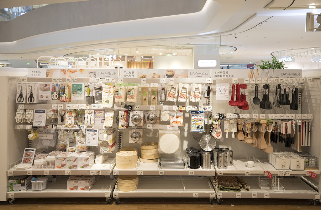 实拍大型商场厨具特写商品货架厨房用品