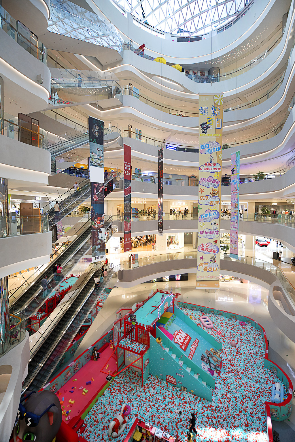 多层大空间商场内景多商店画面商场电梯商场扶梯