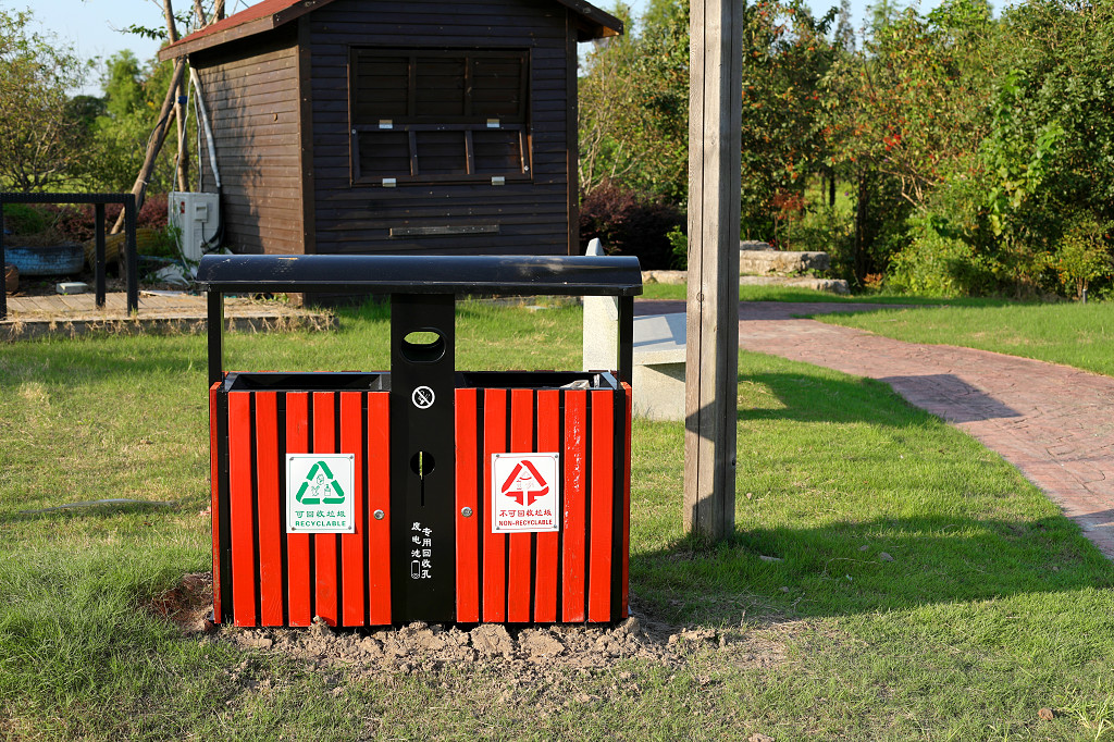 实拍公园草地草坪房子垃圾桶特写垃圾箱小路道路