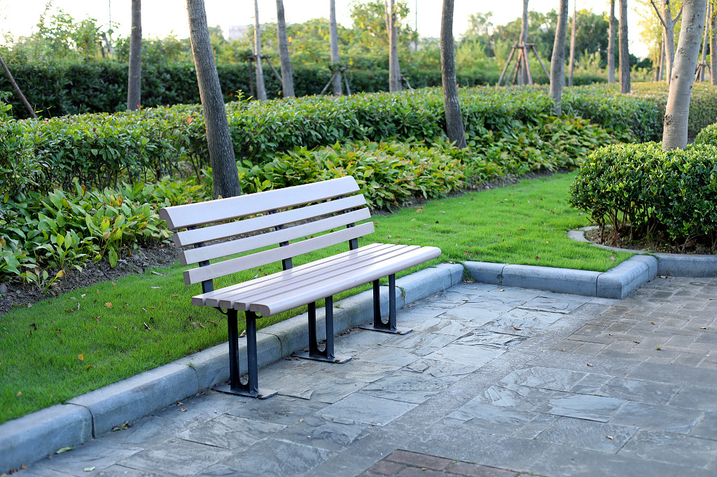 公园草地草坪公园长椅长凳白色长椅公园椅子