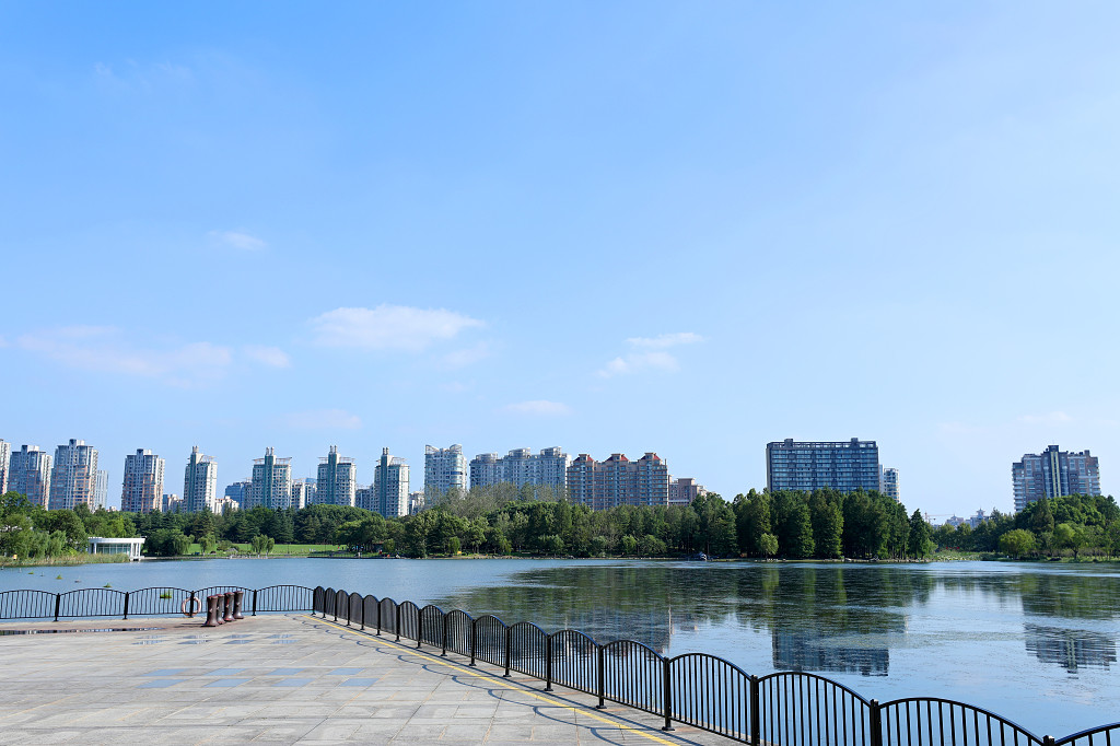 实拍公园蓝天高楼大木河水道路路面