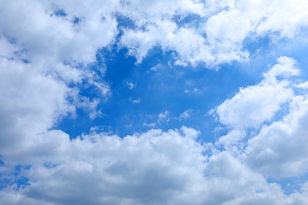 实拍太阳阳光蓝天多云白云云彩云朵晴天