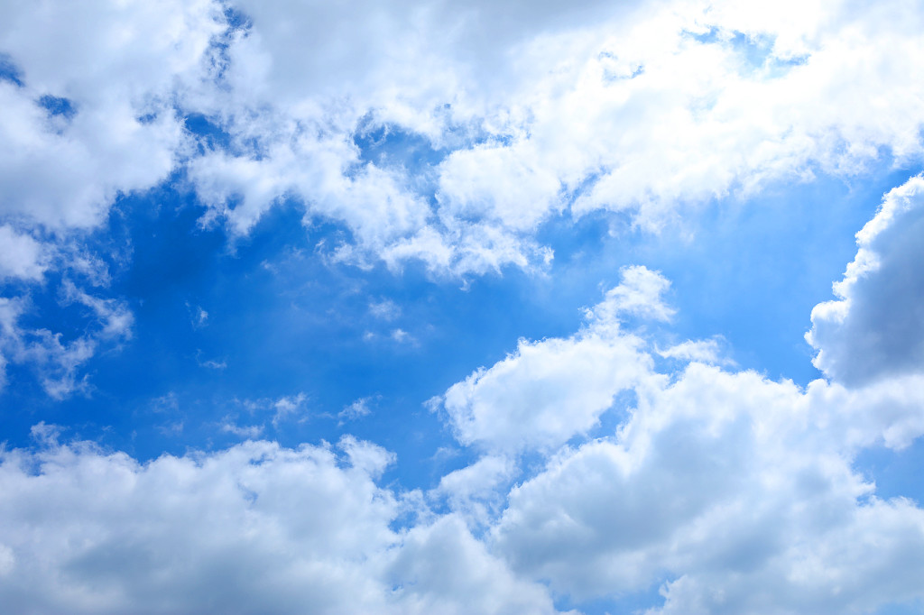 实拍太阳阳光蓝天多云白云云彩云朵晴天