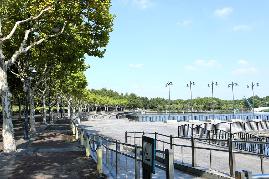 公园蓝天湖水河水道路路面河水河边