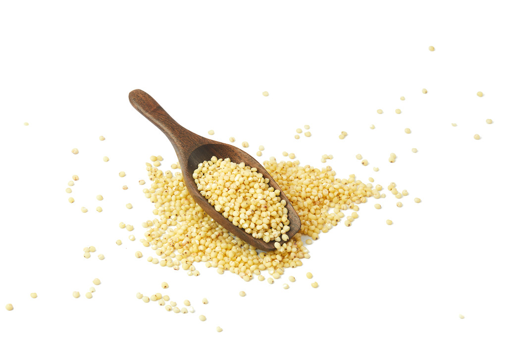 白底高粱米米粒散落米粒木勺一勺米粒一勺高粱米