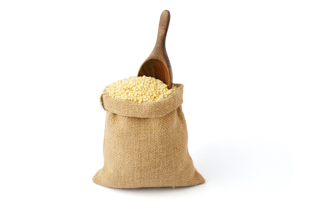 白底一袋高粱米一包高粱米木勺高粱米米粒