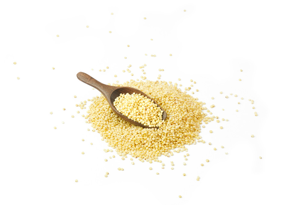 白底一勺米粒一勺高粱米高粱米米粒散落米粒木勺