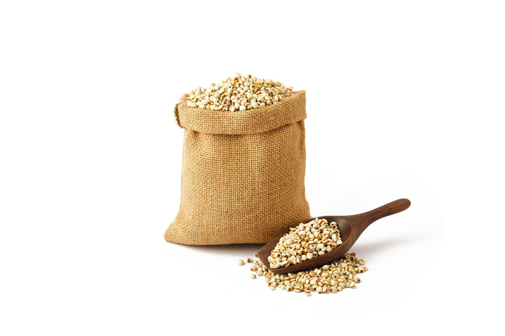 白底一袋薏米一勺薏米米粒粮食散落薏米散落米粒