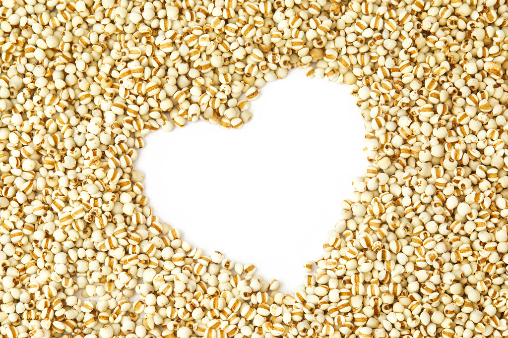 白底平铺粮食谷物心形粮食薏米米粒