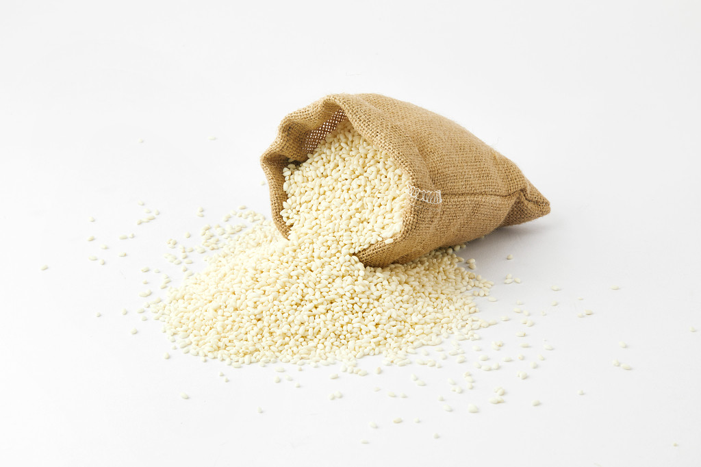 灰底散落米粒散落圆糯米一袋圆糯米一勺圆糯米