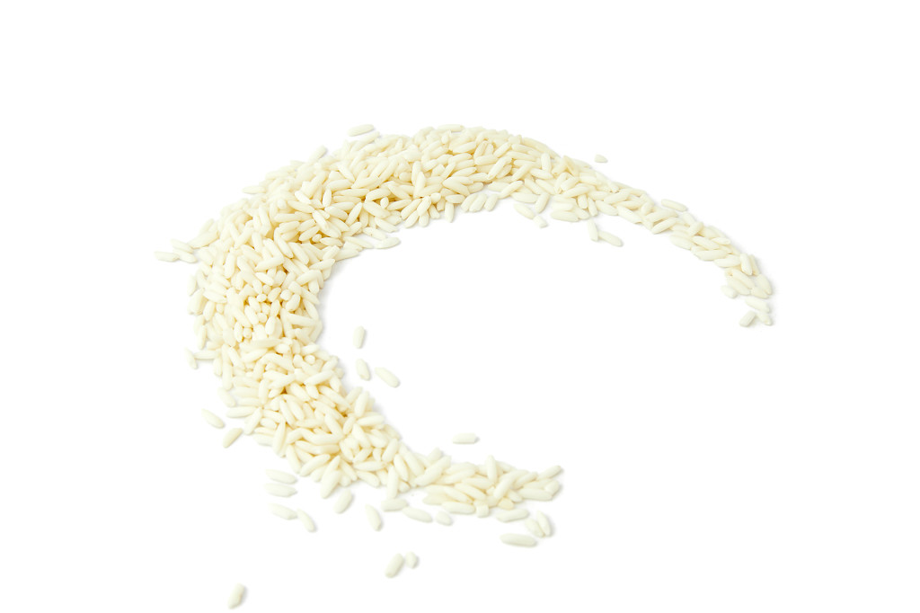 白底长糯米米粒弧形长糯米散落米粒散落长糯米