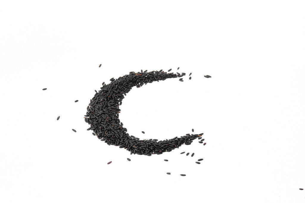 白底黑豆豆子弧形黑豆散落豆子散落黑豆