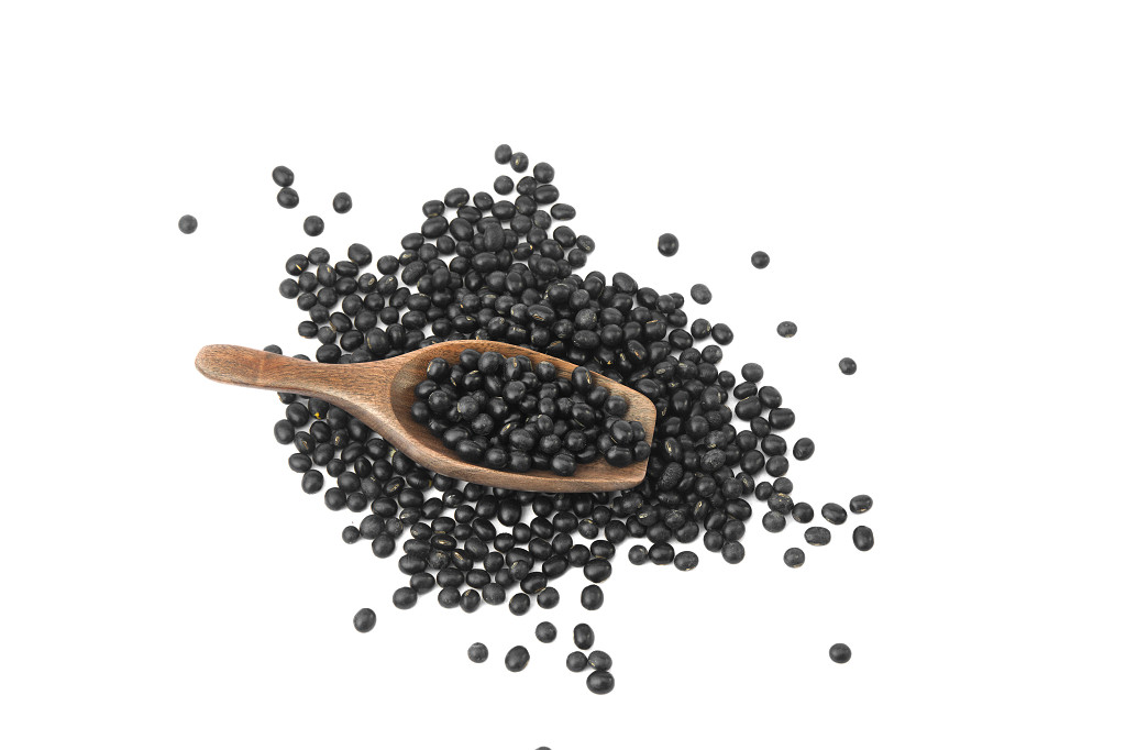 白底一勺豆子一勺黑豆黑豆豆子散落豆子木勺