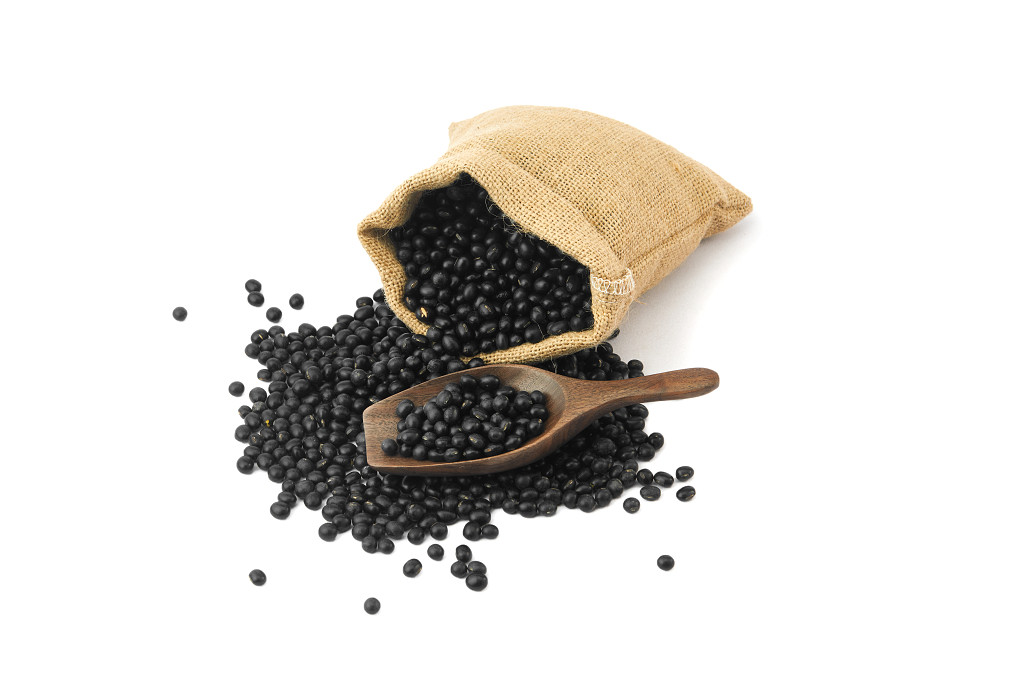 白底一袋黑豆一勺黑豆豆子粮食散落黑豆散落豆子