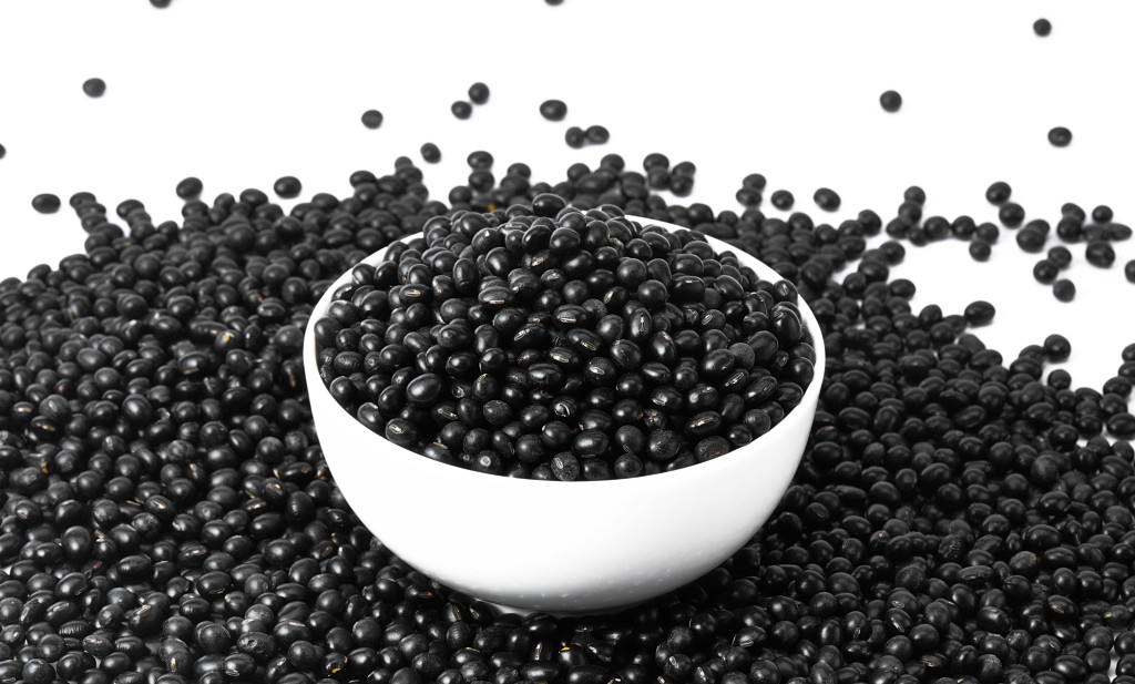 白底白碗瓷碗黑豆一碗黑豆散落黑豆一侧黑豆