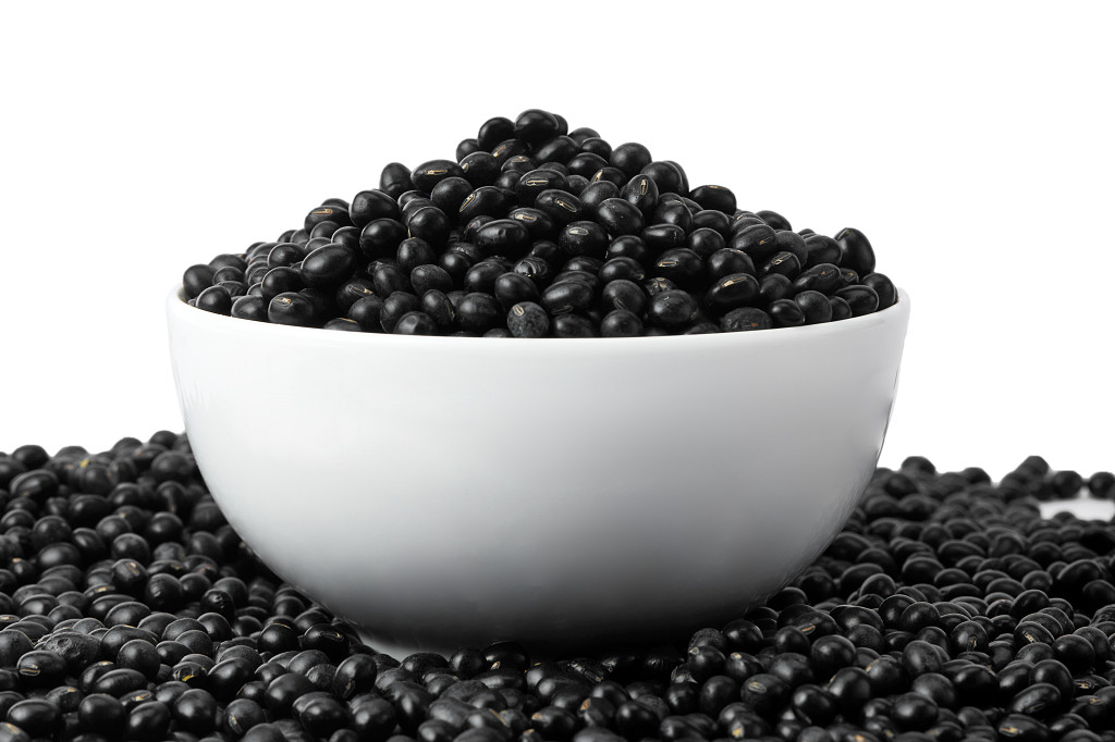 白底白碗瓷碗黑豆一碗黑豆一侧黑豆