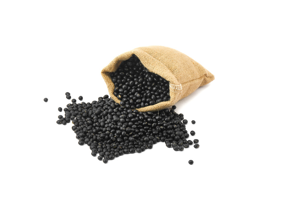 白底一袋黑豆一包黑豆散落豆子散落黑豆