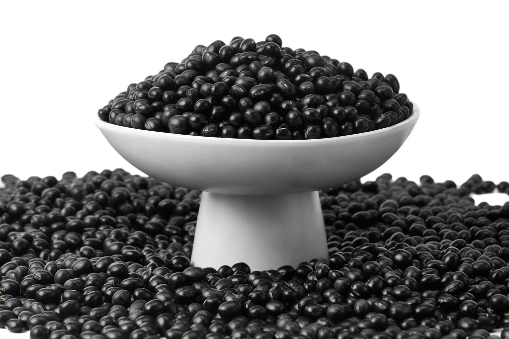 白底白碗瓷碗黑豆一碗黑豆一侧黑豆