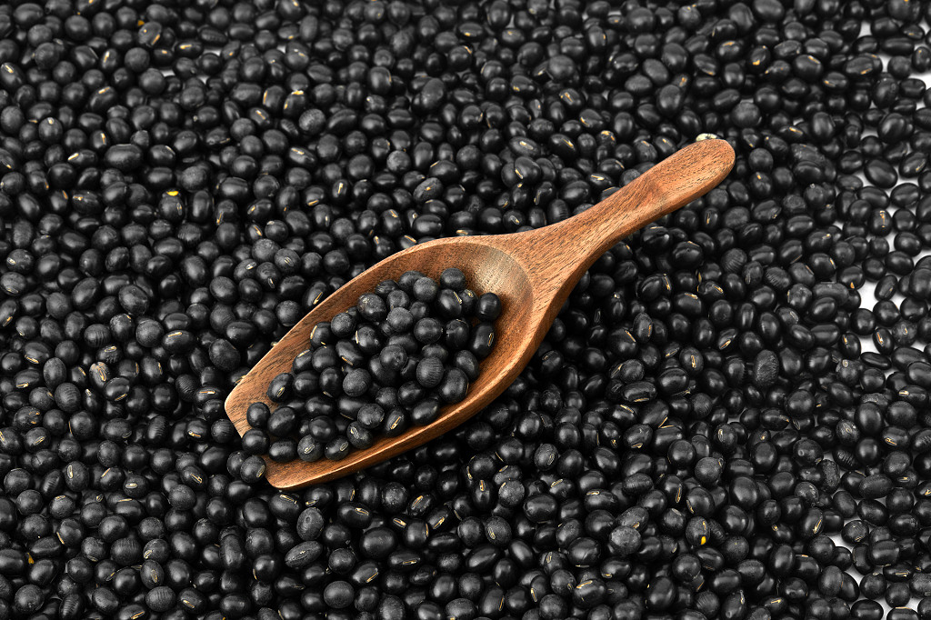 实拍铺满粮食黑豆豆子木勺一勺黑豆