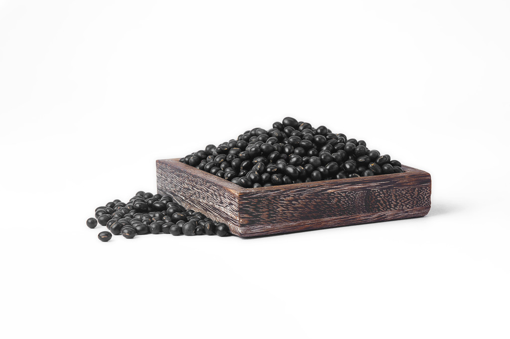白底散落豆子散落黑豆木盒黑豆一盒黑豆