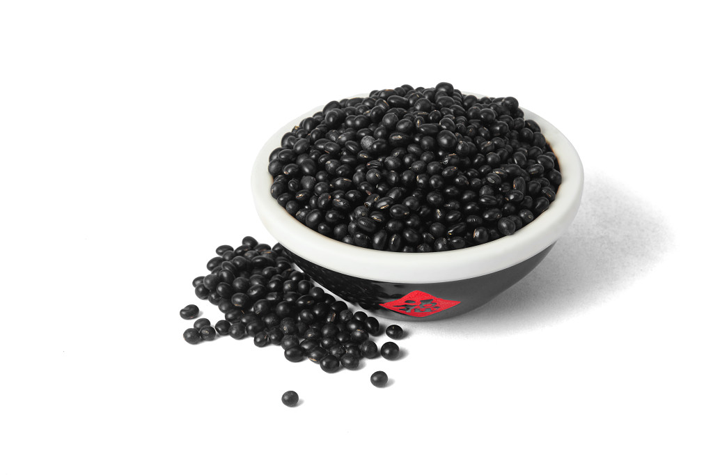 白底黑碗福字散落豆子散落黑豆一碗黑豆黑豆一碗豆子