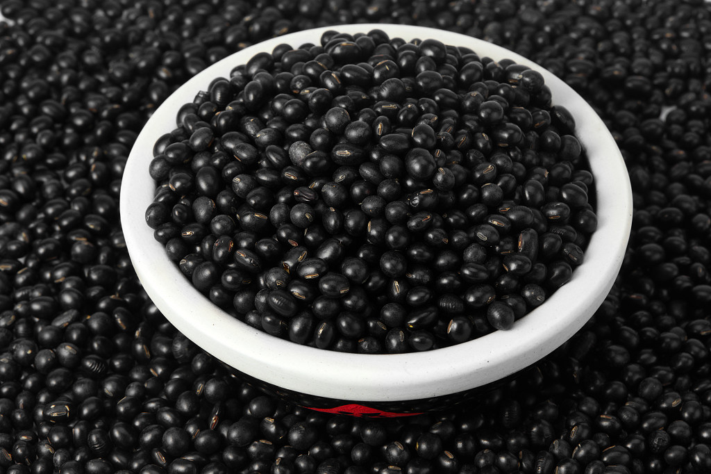 平铺黑豆平铺粮食白碗一碗黑豆黑豆一碗豆子