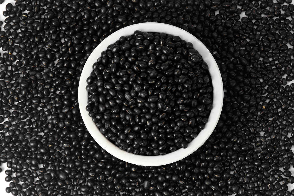 俯视图平铺黑豆平铺粮食白碗一碗黑豆黑豆一碗豆子