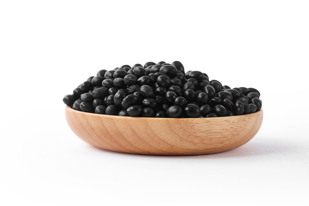 白底木盘黑豆一盘黑豆一盘豆子