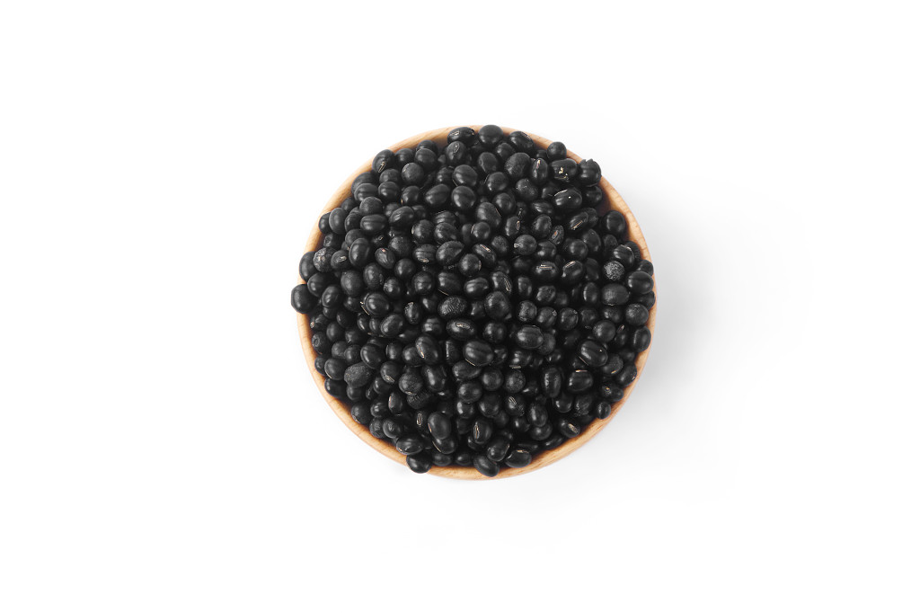 白底俯视图木盘黑豆一盘黑豆一盘豆子