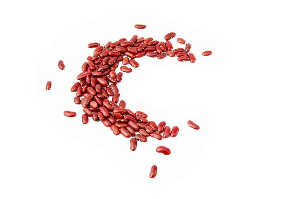 白底红芸豆豆子弧形红芸豆散落豆子散落红芸豆