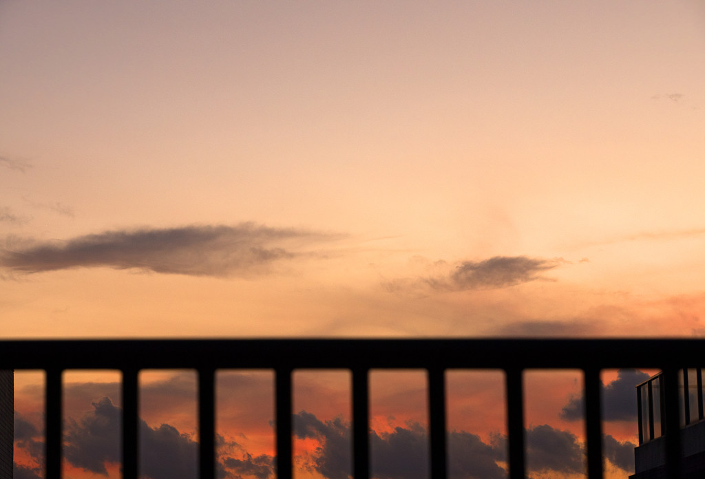 天台栏杆风景自然日落夕阳晚霞云朵云彩