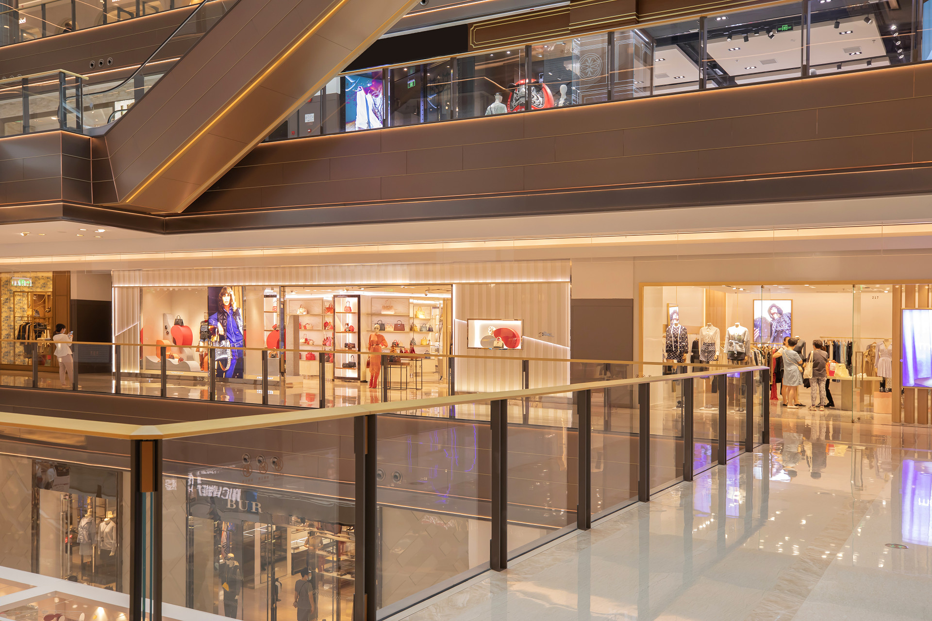 商场楼层通道商场走廊店铺入口服装店入口