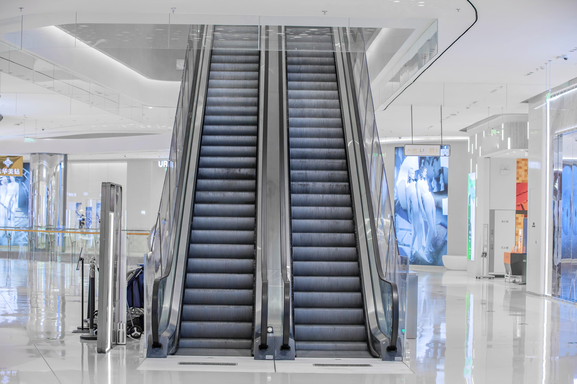 商场内景商场电梯商场扶梯商场内部