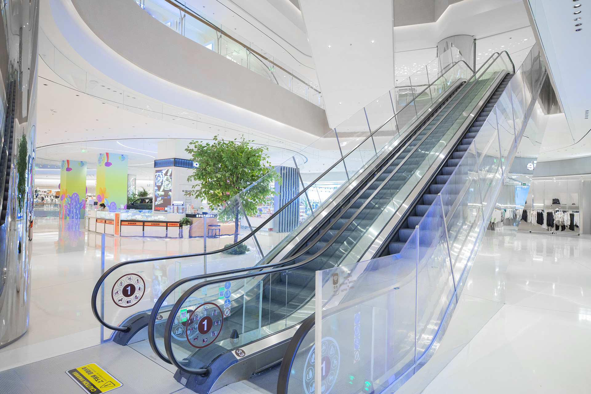 商场内景扶梯电梯商场电梯商场扶梯