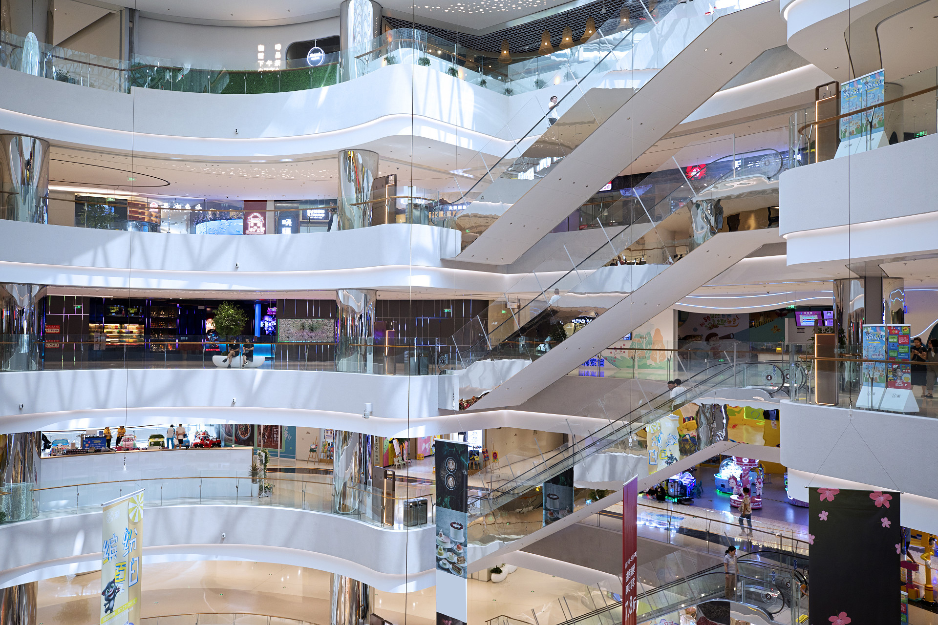 商场电梯商场扶梯多层大空间商场内景多商店画面