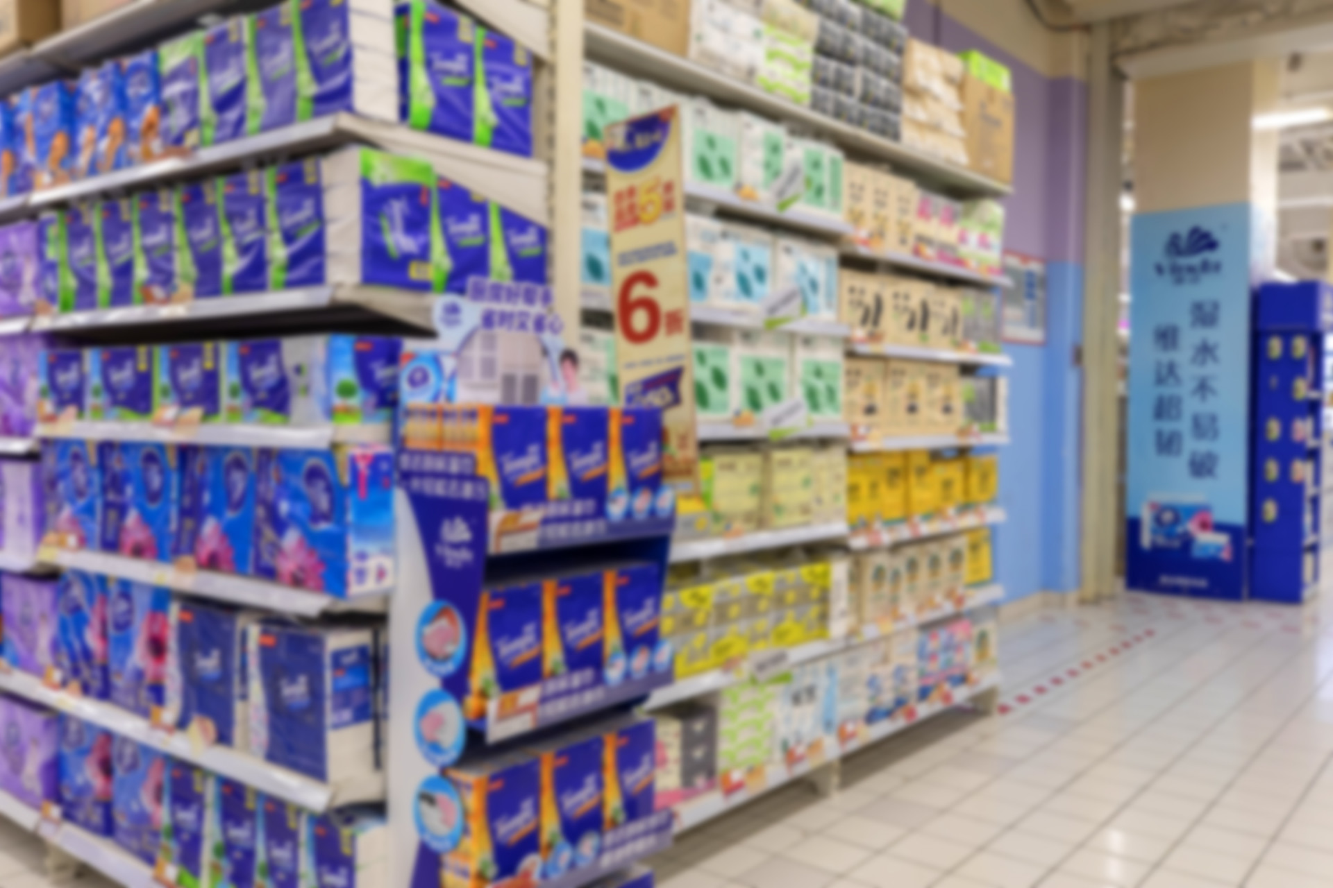 超市大空间画面超市货架超市内景纸巾货架模糊画面