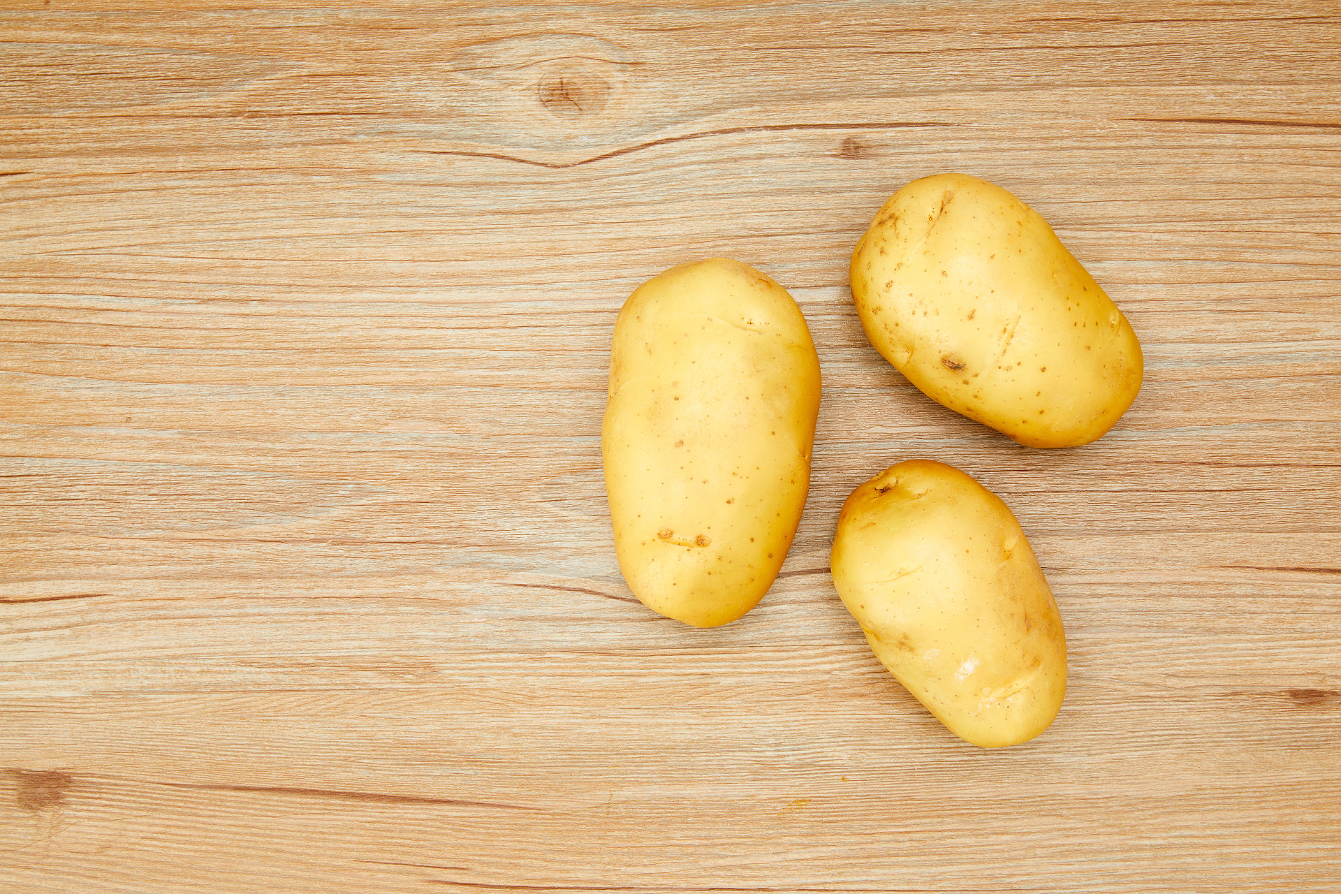 木纹蔬菜三个土豆新鲜蔬菜土豆马铃薯