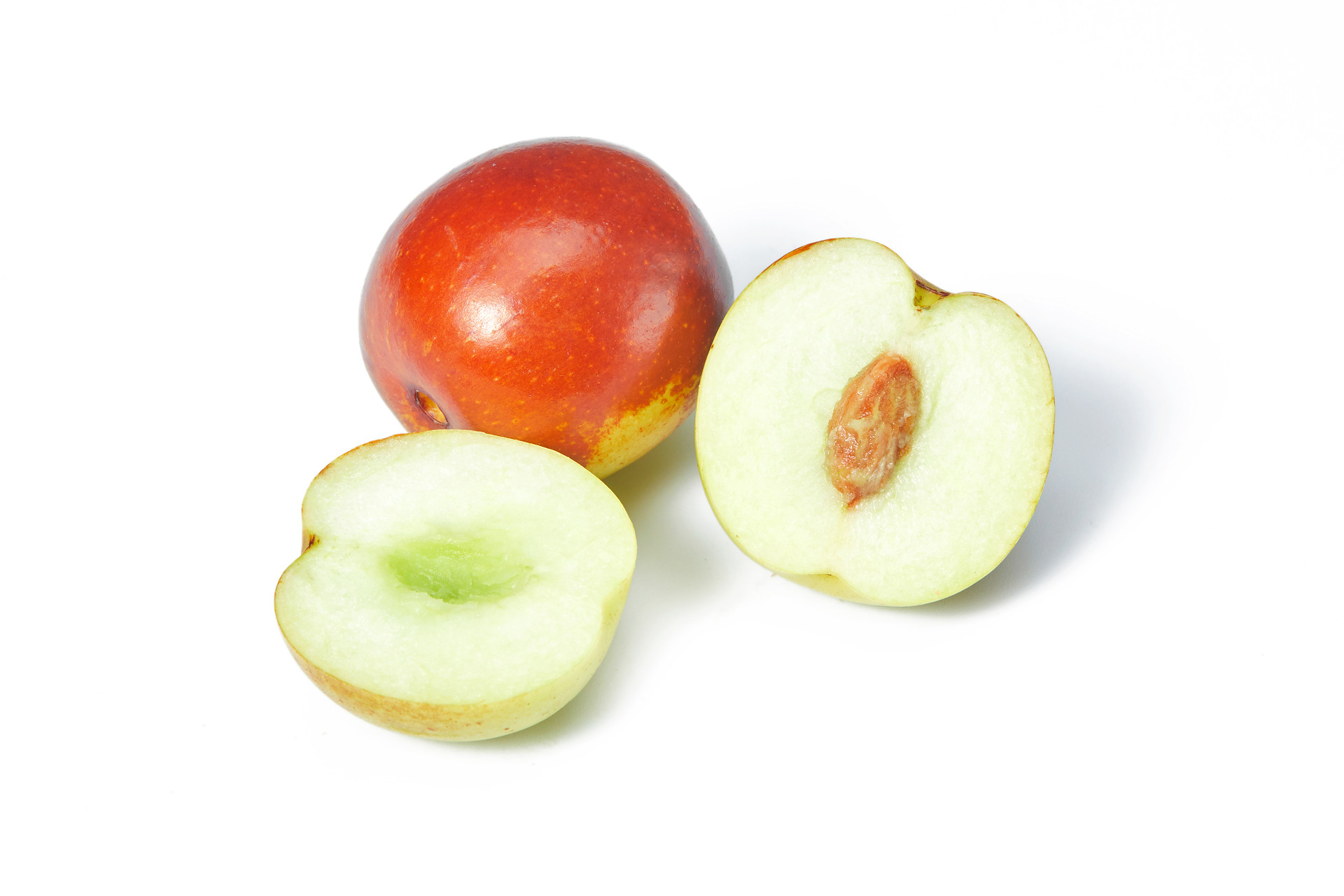 白底水果切开冬枣三颗鲜枣枣鲜枣枣子大枣冬枣