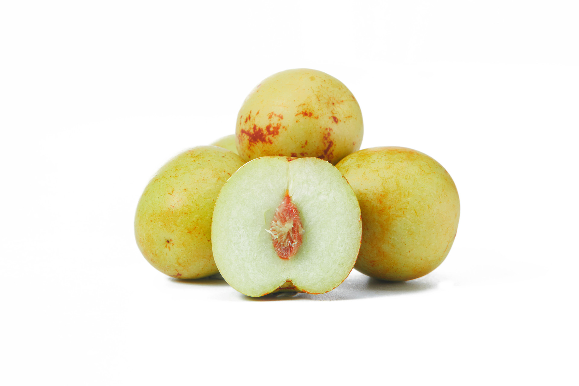 白底水果切开冬枣枣鲜枣枣子大枣冬枣