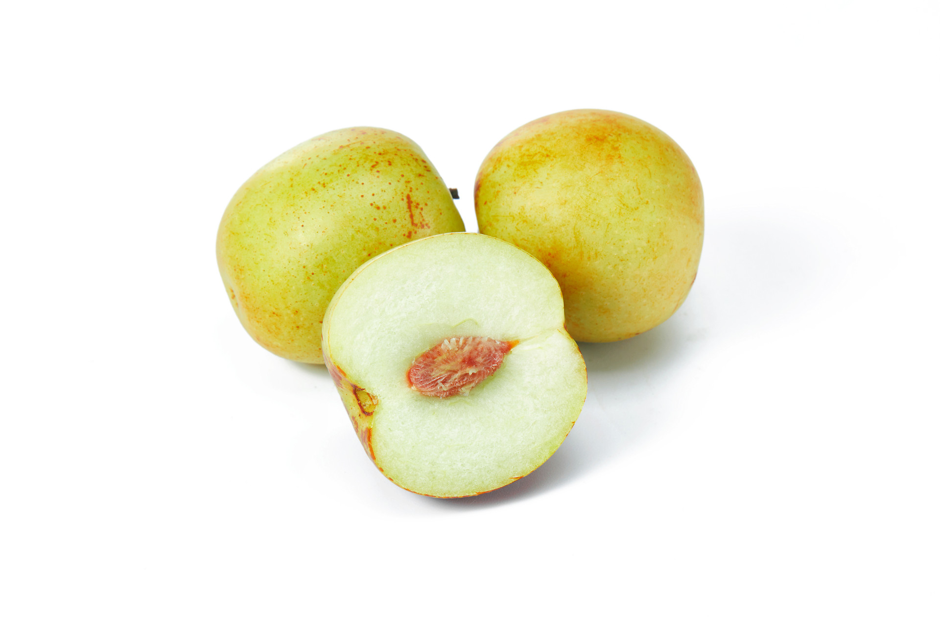 白底水果切开冬枣切开鲜枣枣鲜枣枣子大枣冬枣