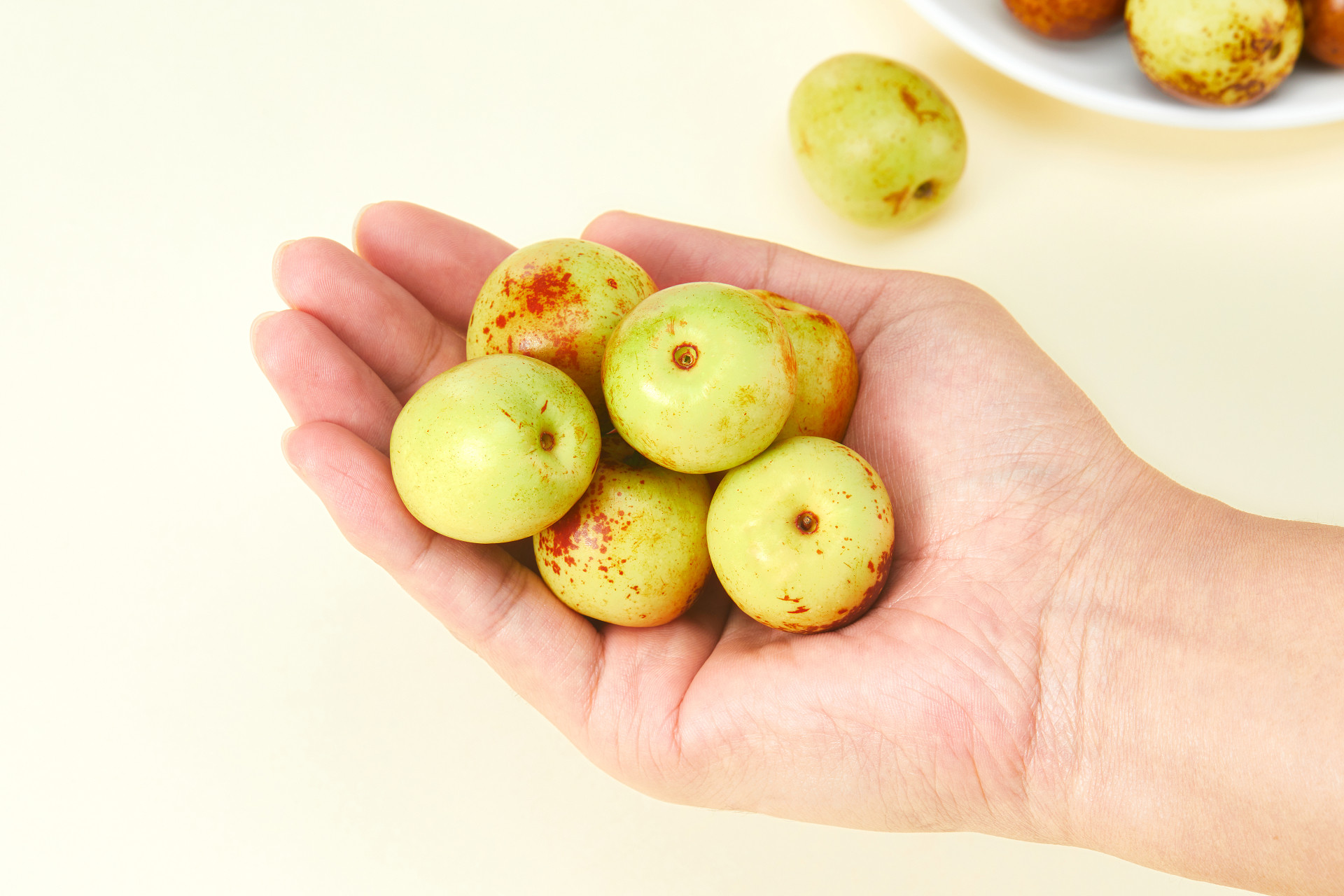 黄底水果枣鲜枣枣子大枣冬枣手捧冬枣