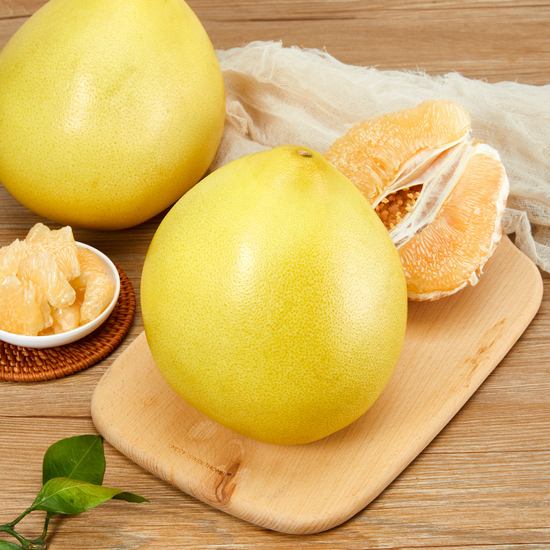 木纹木板水果柚子黄柚子剥开柚子