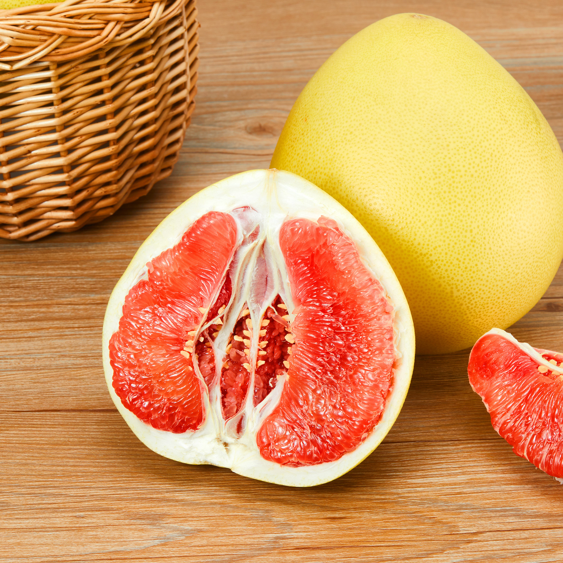 木纹竹筐水果柚子红柚半个柚子剥开柚子