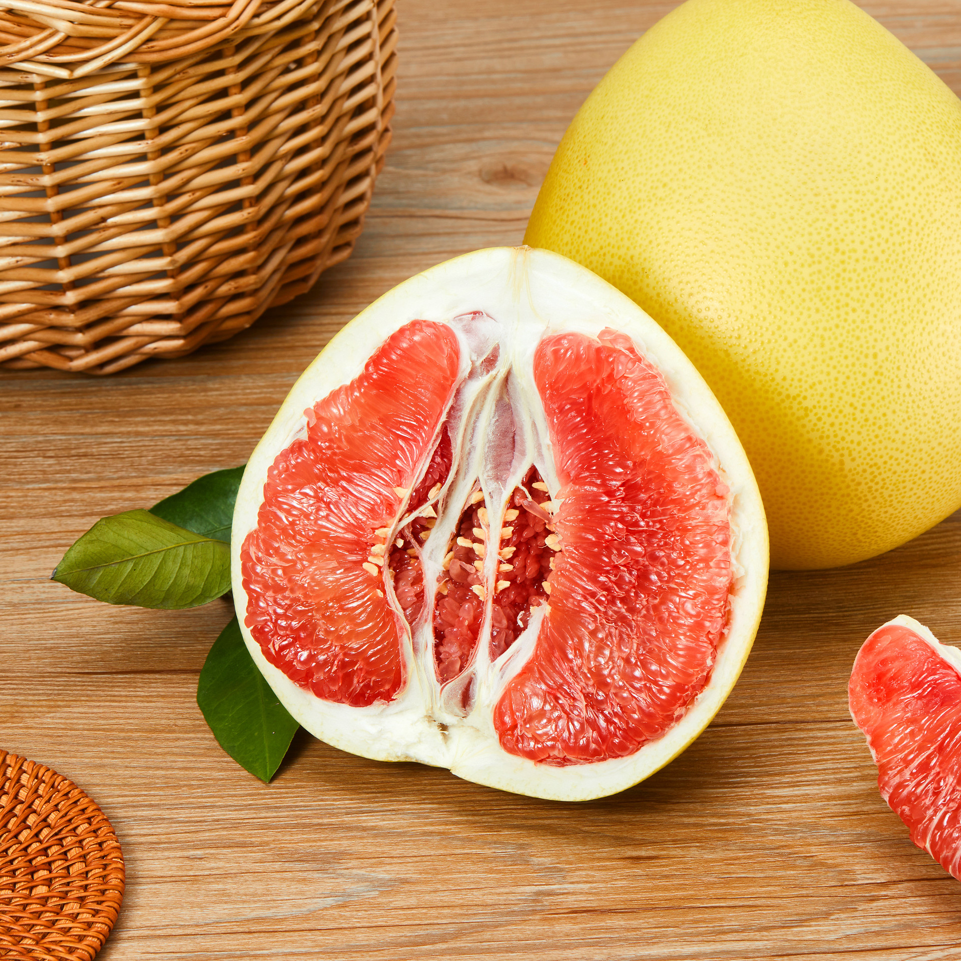木纹绿叶竹筐水果柚子红柚半个柚子