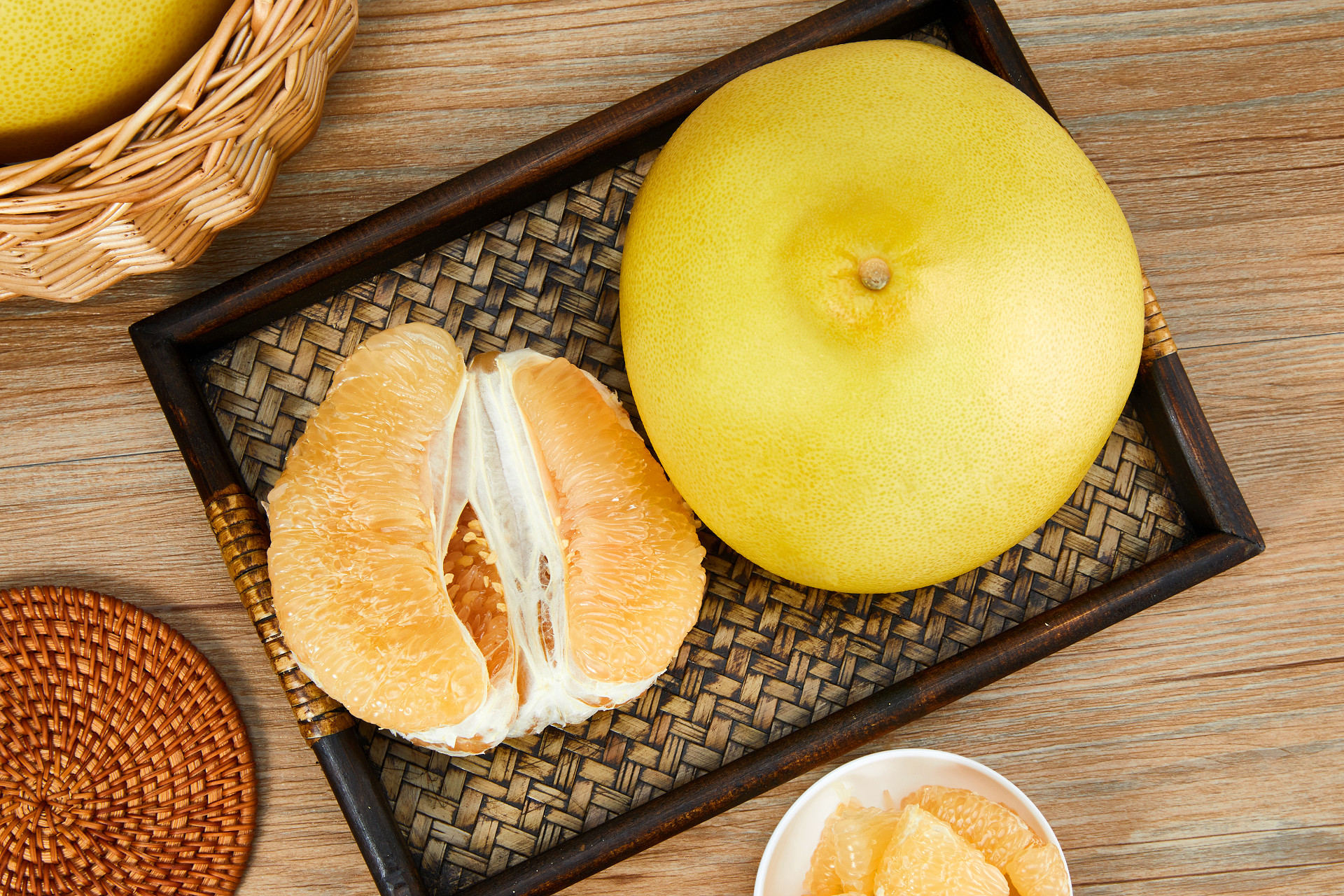 木纹竹帘水果柚子黄金柚半个柚子剥开柚子