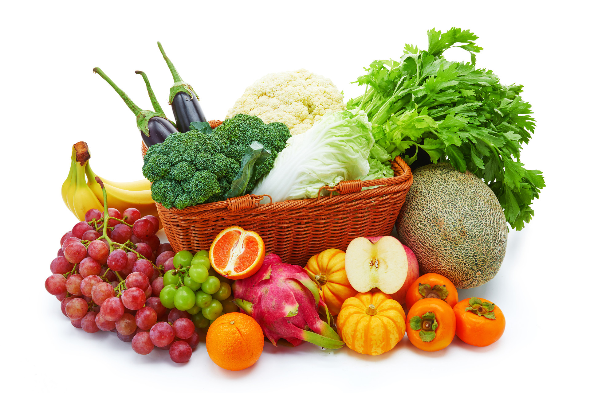 白底竹篮果蔬组合蔬菜水果