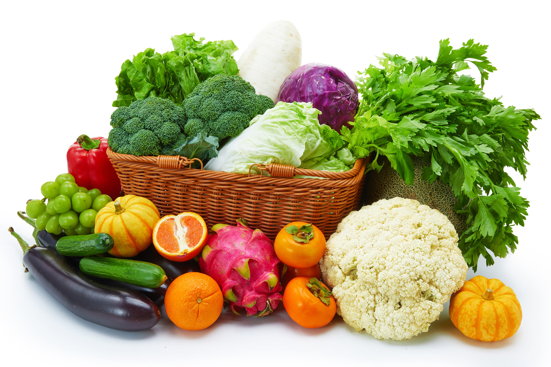 白底竹篮果蔬组合蔬菜水果