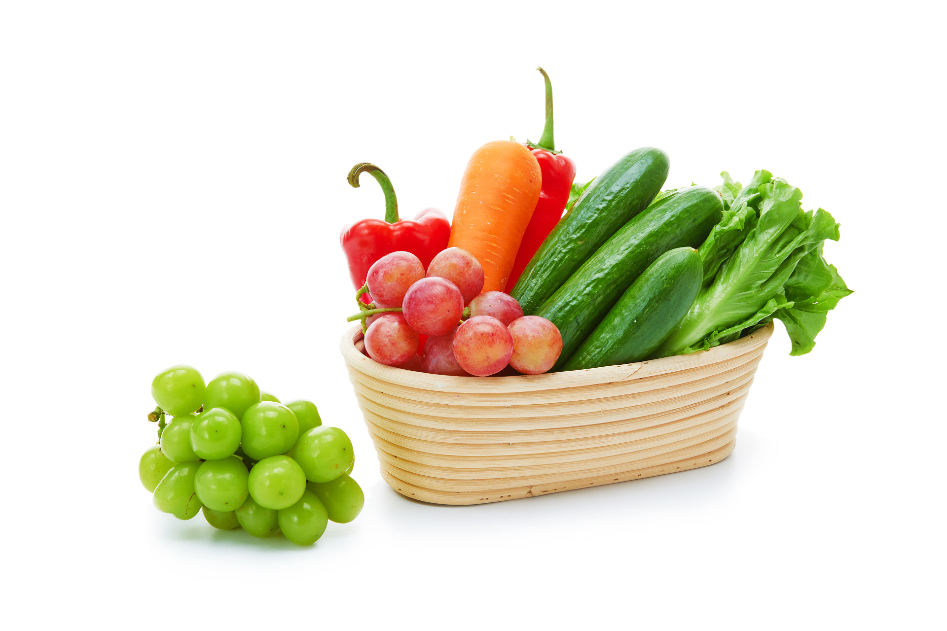 白底竹篮果蔬组合蔬菜水果