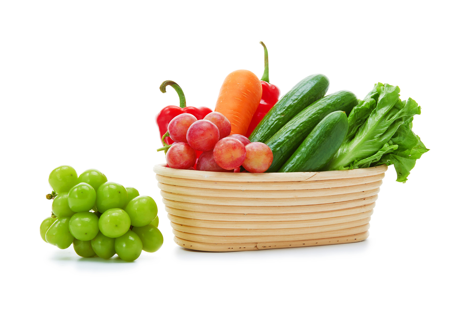 白底竹篮果蔬组合蔬菜水果