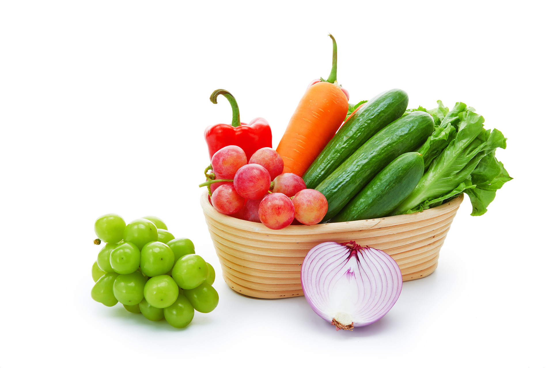 白底竹篮果蔬组合蔬菜水果
